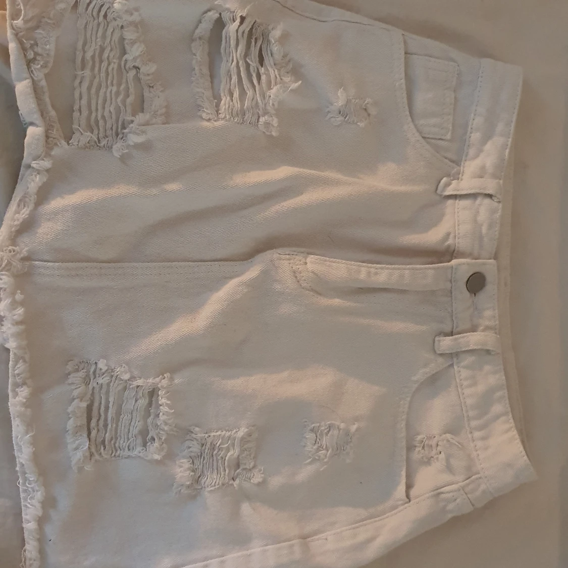 Vit slitna jeanskjol 