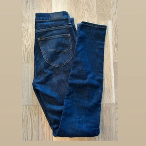 Mörkblå Lee scarlett W27 L33 - Snygga mörkblå jeans från Lee. Knappt använda!