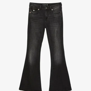 Grå svarta jeans - Säljer ett par liknande jeans som på bilden som säljs för 400kr originalt. Dom är low waist men ändå high waist det är en blandning av båda. Dom kommer ej till användning!! Bud kan ske