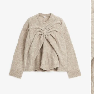 Arket Beige stickad tröja med knutdetalj - Superfin beige stickad tröja med unik knutdetalj framtill. Aldrig använd från arket original pris 990 kr