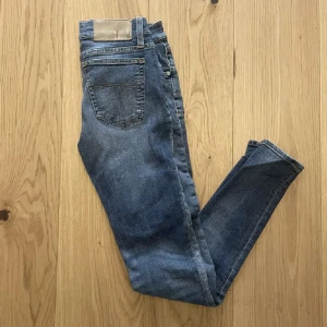 Tiger of Sweden jeans - Feta tiger of sweden jeans i rätt bra skick. Väldigt stilrena och perfekt färg. Storlek: 29/32 