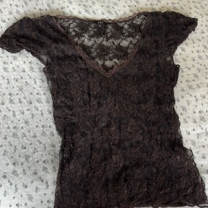 Brun spetsblus med v-ringning - Fin brun spetstopp, aldrig använd! Tryck på köp nu 