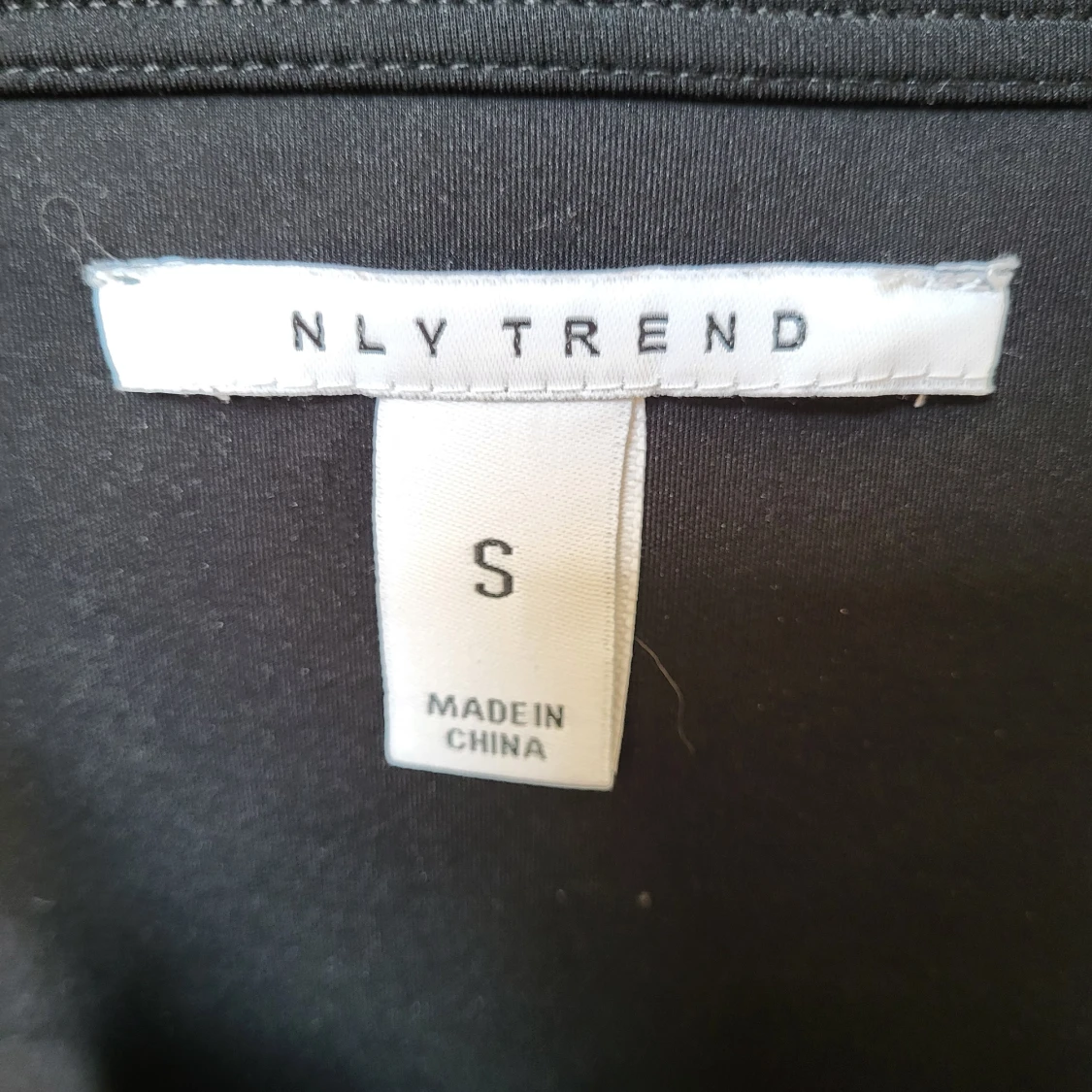 Svart kort klänning från NLY Trend - 2