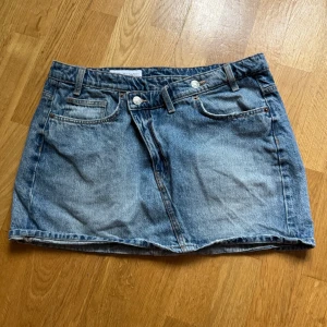 Jeanskjol Zara - Jeanskjol från Zara med medelhög midja, men jag tog en storlek större så jag kunde använda den lågmidjad! Knapparna sitter snätt. Skriv privat för frågor och fler bilder💞