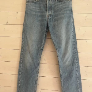 Loose fit jeans från Jack & Jones - Snygga ljusblå jeans från Jack & Jones i modellen Loose/Chris. Jeansen har en loose passform med raka ben och klassisk femficksdesign. Tillverkade i bomull med slitna detaljer för en avslappnad vibe. OBS upplagda vid frågor om mått kontakta mig!  Storlek 27/30