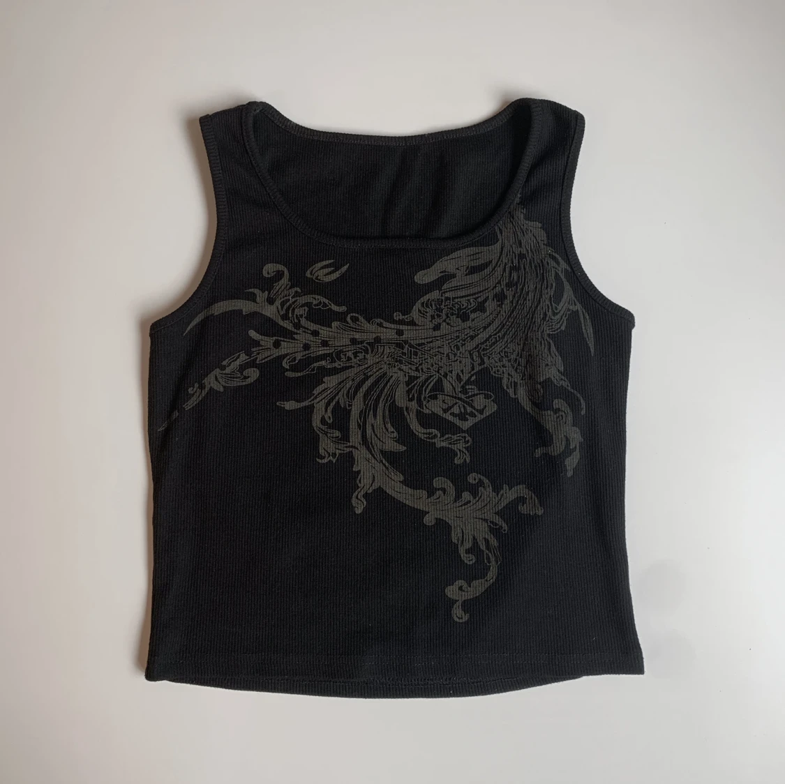 Svart ribbad linnetopp med tryck