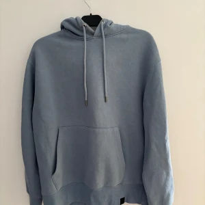 Hoodie - Pull & Bear  - En ljusblå hoodie från Pull & Bear. Använd några få gånger. 