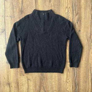 Svart stickad half zip-tröja från H&M - Svart ribbstickad tröja från H&M med half zip-dragkedja i halsen.😍 