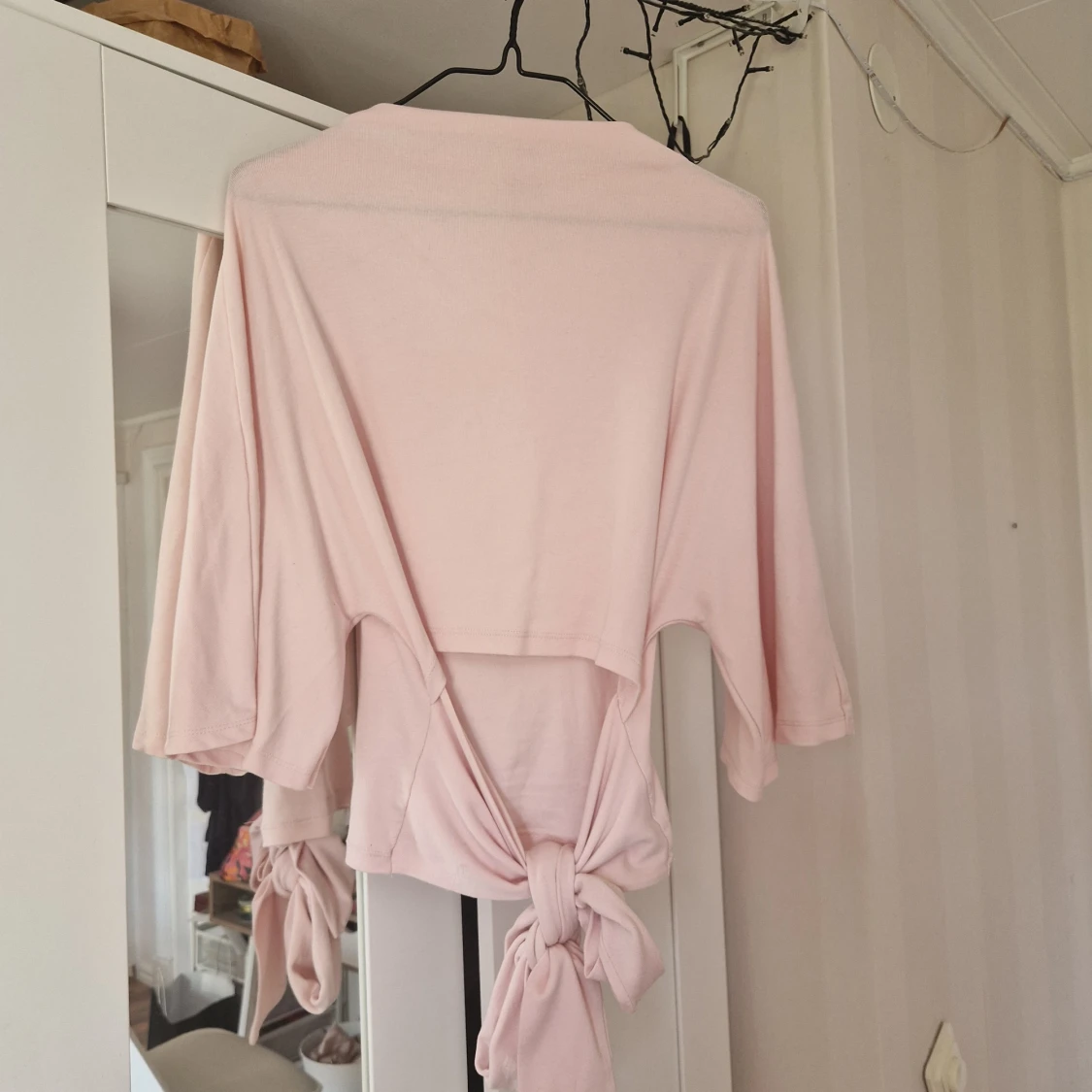 Ljusrosa topp med knyt och - 1