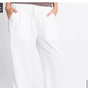 Vita linnebyxor, lager 157 - Aldrig använda säljer pga av storlek Ny pris 150 kr Säljer ett par fräscha vita linnebyxor med resår och snörning i midjan. Byxorna har raka, lite loose ben och fickor både fram och bak. Perfekta för en chill och stilren look, superlätta och sköna att bära.