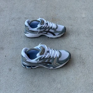 Asics gel kayano 14  - Asics Gel Kayano 14 Fjord Grey | Storlek 42,5 man | Skick 9,5/10 Inga defekter eller ngt | Kommer med box | Pris 1199 Kr men kan gå ner | FRAKTAR SAMMA DAG 🚛 | HÖR AV ER VID FLER FRÅGOR ELLER BILDER 😁 