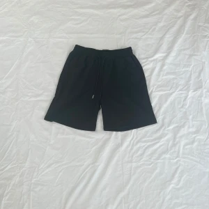 Kortbyxor  - Svarta korta mjukisbyxor. I storlek S