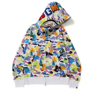 BAPE färgglad camo hoodie med dragkedja - Säljer en äkta ikonisk hoodie från BAPE med färgglatt camo-mönster i blått, gult, grönt, lila och rosa. Tröjan har hel dragkedja, huva med hajmotiv och broderade bokstäver. Perfekt statement-plagg för dig som vill sticka ut. Använd en gång, inga tecken på användning. Säljs för ca 3000-5000kr. Mitt pris: 800kr! Pris kan diskuteras, skriv gärna angående frågor