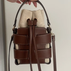 Brun H&M väska - Eftertraktad h&m väska i bruna färgen!