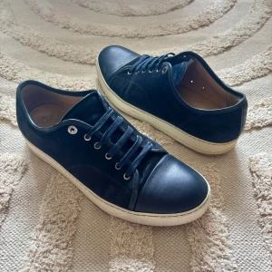 Lanvin skor - Lanvin skor - Skick: Grymt skick - Tillbehör: endast skorna - Storlek: Uk 10 - 44 - Nypris: 4000kr - Regalia