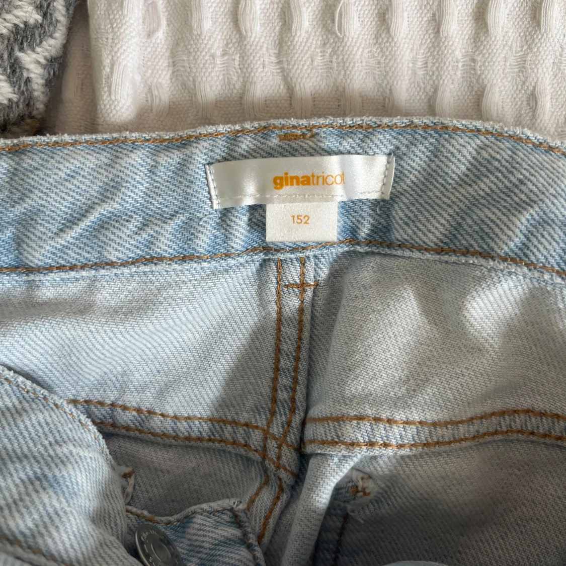 Ljusblå jeansshorts med pärlor Gina Tricot - 1