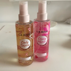 La Rive Body & Hair Mist duo - Två fräscha body & hair mists från La Rive: Only Desire i en orange flaska med guldiga detaljer och Crazy in Love i en rosa flaska med hjärtan. Båda innehåller vitamin E och provitamin B5. Perfekta för att fräscha upp både hår och kropp. Den rosa är ungefär använd till hälften men den gula har knappts användts. Skriv om du bara vill ha en.