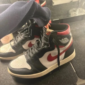 Jordan 1’s - Jordan 1s i High i färgen Gym Red tror jag den heter. Dom är inte använd så mycket då dom är för stora för mig, och enda defekten är att dom är lite creasad som syns på sista bilden🙃köpte dom för över 2000kr ny