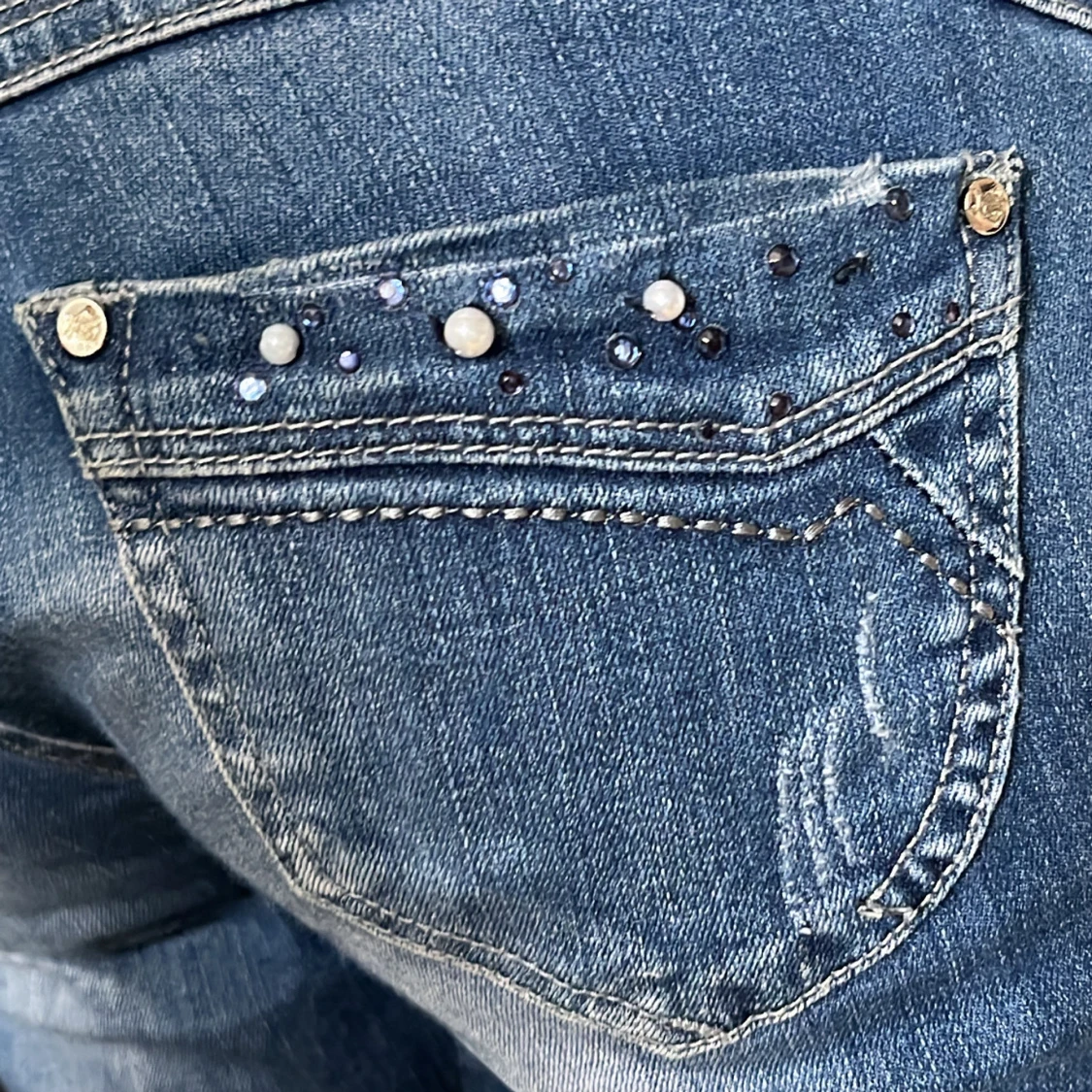 Lågmidjade Blå jeans med pärldetaljer och bootcut - 1