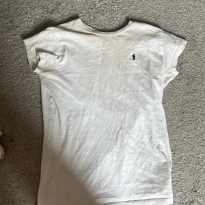 Vit t-shirt från Polo Club, S - Vit t-shirt från Polo Club med klassisk passform och liten broderad logga på bröstet. Tillverkad i 100% bomull för en skön och luftig känsla. Perfekt basic-plagg med korta ärmar och rund halsringning.