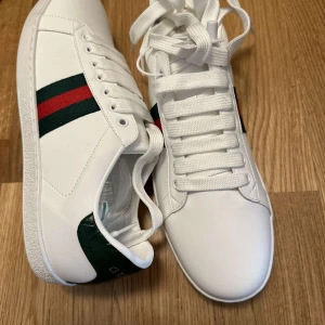 Gucci ace - Säljer just nu dessa feta Gucci ace skor. Vid frågor Skriv! Storlek 43 passar 42. Oanvända. Bara skor!!