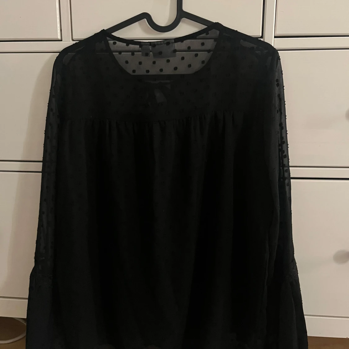 Svart prickig blus från Vila, stl 34 - 1