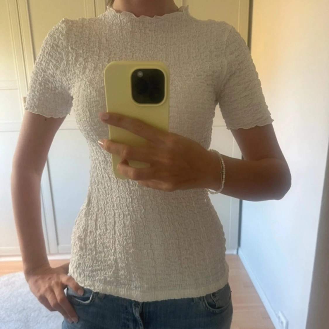 Vit smockad topp med kort ärm - 1