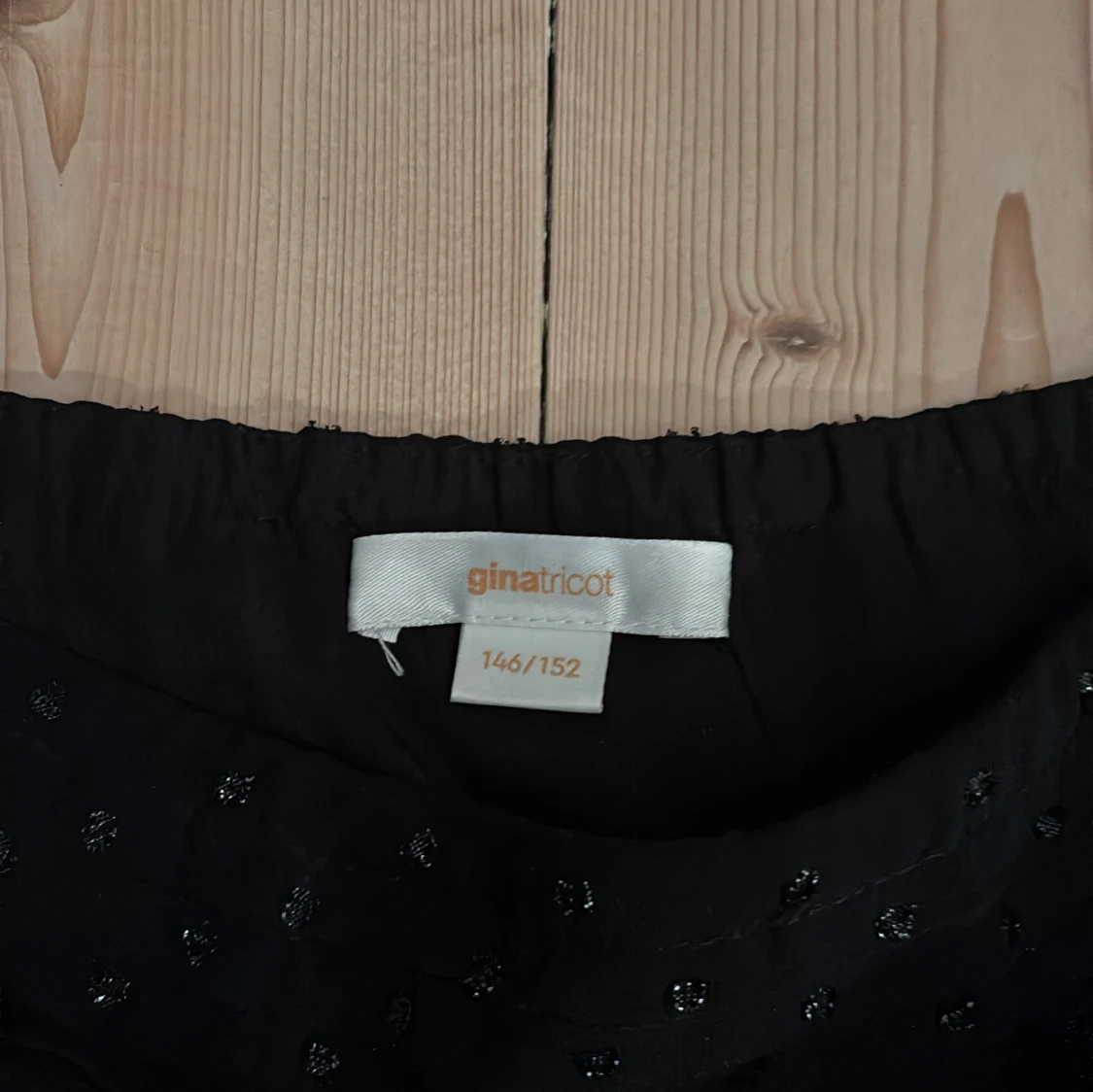 Svart kortkjol från Gina Tricot - 1