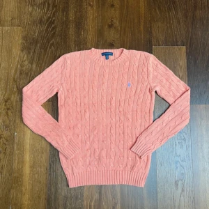 Rosa Cable Knit tröja från Ralph Lauren - Ralph lauren cable knit 100% Cotton  Condition: Very good  Size/Measurements: Size S,   Length: 59  cm  Width: 43 cm  Shipping: Same/Next day 