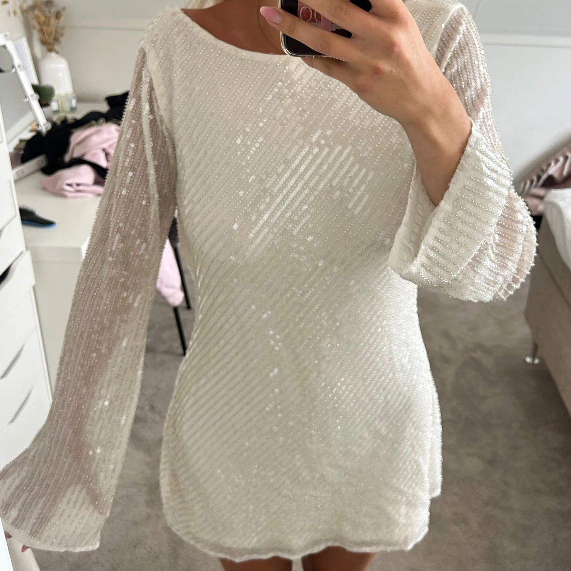 Vit paljettklänning med öppen rygg  - 1