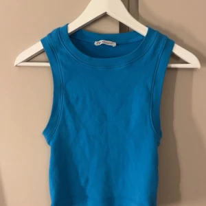 Blå ärmlös linnetopp från Zara - Säljer en helt oandvänd topp från Zara. Den är i storlek M men den sitter som en Xs/S 💕💕