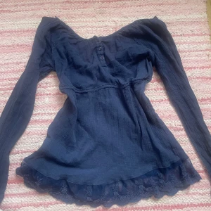 Mörkblå blus  - Superfin mörkblå tunn blus med små knappar och en fin spetssöm längst ner. Väldigt fin och bara använd fåtal gånger. Säljer då den inte kommer till användning. Skriv om ni har frågor!💖