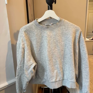 Grå sweatshirt från Weekday Dam S - En basic ljusgrå sweatshirt från Weekday i storlek S. Knappt använd