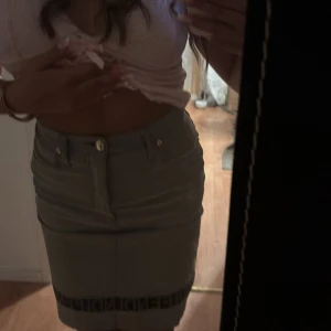 Grå jeanskjol från Fendi - Säljer denna snygga gråa kjolen från fendi, är i perfekt skick och har aldrig använts, den är högmidjad och går ner till knäna och materialet är jåttebra. Säljer då den inte kommer till användning💞