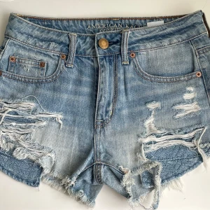American eagle Jeans shorts  - Jätte fina American eagle jeans shorts i storlek 0, som motsvarar storlek 32. Midjemåttet är 38cm 