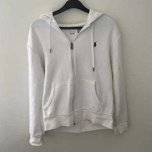 Polo Ralph lauren - Tja! Säljer min vita polo Ralph lauren zip Huddie för att den har blivit för lite för mig och jag har knappt användt den. Den är så i ny skick o självklart äkta. Skick-10/10, vid snabb affär kan priset diskuteras, vid mer frågor hör av er 🫡🚨är även öppen för byten🚨