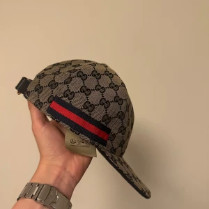 Gucci Keps Blå/Grå - Riktigt snygg keps ifrån Gucci som inte längre säljs. Kepsen är sparsamt använd och därav i riktigt fint skick. ✨Storlek S (57cm). Tveka inte på att meddela mig ifall du har minsta fråga, jag finns här för att hjälpa! 💯