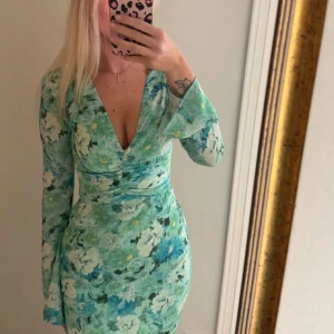 Adoore klänning - Supersnygg långklänning från Adoore med grönt och blått blommönster. Aldrig använd bara testad, lappar kvar 🌸