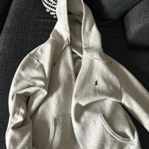 Polo zip  - Hej säljer min ralph lauren zip. Storlek S bra skick.  Fler frågor kom DM 