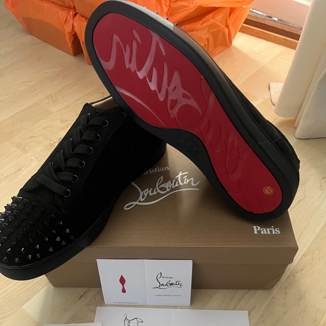 Christian Louboutin svarta sneakers med nitar