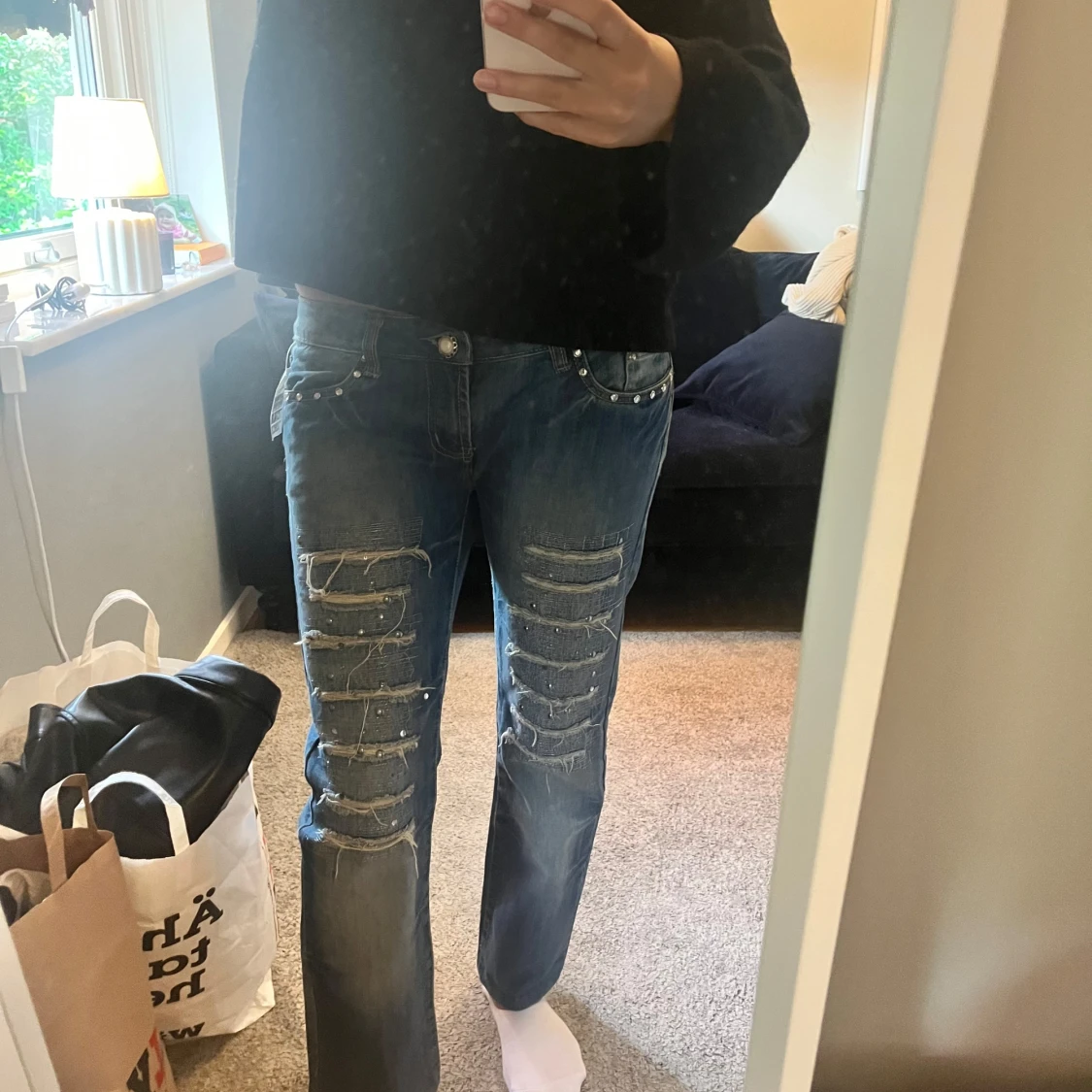 Blå slitna jeans med nitar och detaljer - 2