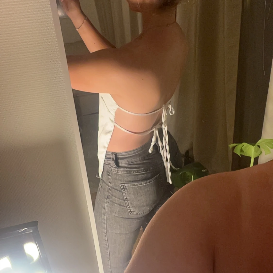 Vit satin tubtopp med knytband