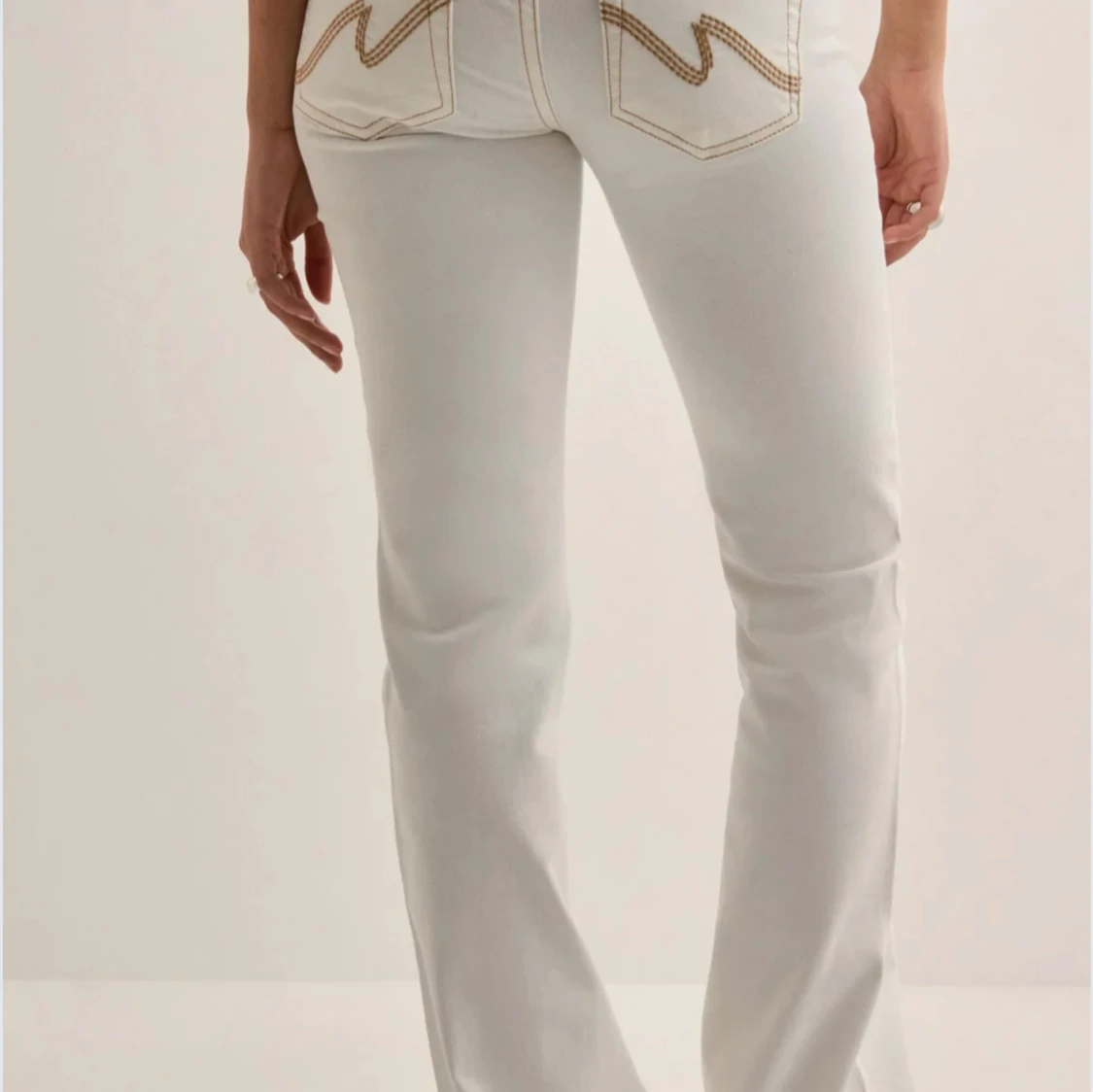 Vita bootcut jeans med kontrastsömmar - 1