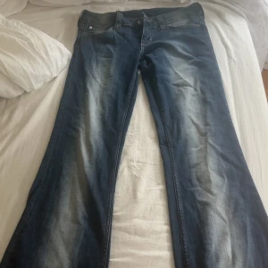 Bootcut jeans från Cheap Monday 29/32 - Snygga blå bootcut jeans från Cheap Monday med låg midja och superstretch. Helt nya med prislapp på men säljer pågrund av fel storlek. Små i storleken!