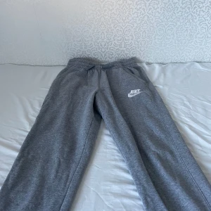 Nike grå byxor  -   *   \#Nike *   \#sweatpants *   \#grey *   \#loungewear *   \#casual *   \#comfy *   \#streetwear *   \#plick *   \#fashion *   \#style *   \#musthave