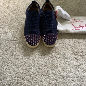 Christian Louboutin  - Strlk 40 passar 41 använda men väldigt bra sick hör av vid minsta fråga