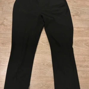 Svarta kostymbyxor med slits - Kostymbyxa från vero Moda storlek L men passar även M 