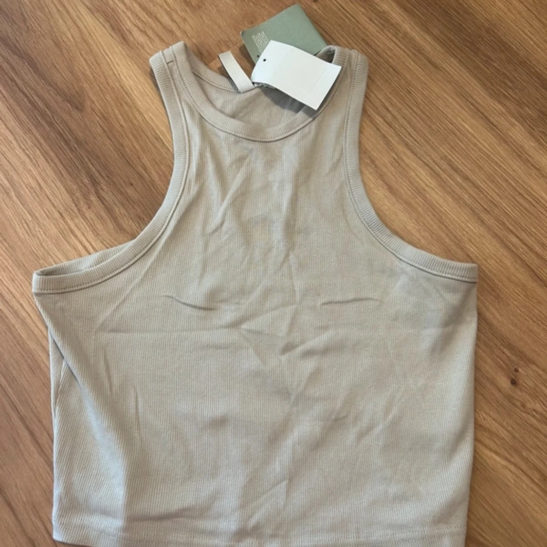 Beige ribbad linnetopp