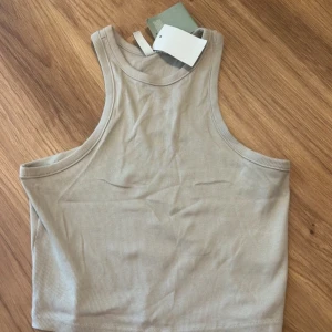 Beige ribbad linnetopp - Säljer nytt linne från hm storlek m men passar även s 