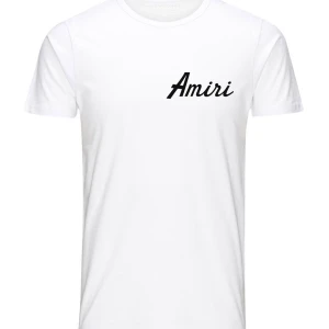 Helt Ny Amiri T-shirt – Unisex | Stilren & Trendig - Helt ny, oanvänd vit T-shirt från exklusiva märket Amiri. Snygg design med “Amiri” tryckt framtill och “Arts District Amiri” på ryggen – perfekt för dig som vill sticka ut med stil!  ✅ Unisex – passar både herr & dam ✅ Storlekar finns: S, M, L, XL  🎁 Perfekt som present eller som nytt tillskott i din egen garderob!